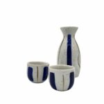 set da sake con bottiglina e bicchieri blu e oro