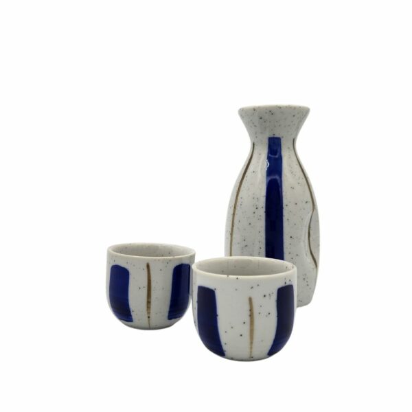 set da sake con bottiglina e bicchieri blu e oro