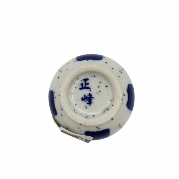 set da sake con bottiglina e bicchieri blu e oro dettaglio bicchiere